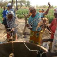 Der Brunnenbau und der Kampf gegen die Mädchenbeschneidung sind Schwerpunkte der Mali-HIlfe